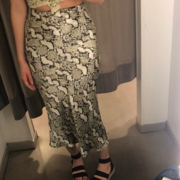 Snake print satin midi skirt - Picture 3 of 3